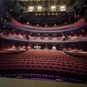 Lisa Ambalavanar Instagram - Noises Off UK tour. 

80 shows done, at least 95 to go 🥵
That’s a lot of stairs. 

An honour to work with these people.