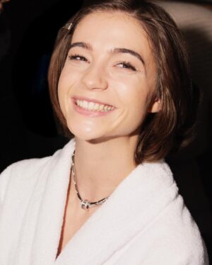 Lisa-Marie Koroll Instagram - Erstes Mal Berlinale! @LisaMarieKoroll hat @voguegermany zu ihrem Getting-ready mit @armanibeauty mitgenommen. Wischen Sie durch die Galerie, um Lisa-Maries Vorbereitungen für den Red Carpet zu entdecken.
#voguegermany #berlinale #berlinale2024
(Fotos: @robinkater für @armanibeauty #makeup)