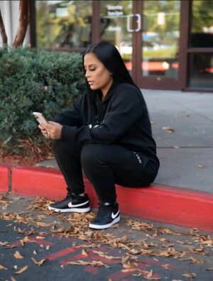 Lisa Nicole Cloud Instagram - Yes that's me.  A woman that hustles hard... sweet and pretty and a little hood. She has a good heart,  and loves helping people but has a slick mouth and will cuss you out.. yes that's me Lisa Nicole Cloud. 

#LISANICOLECLOUD #LISANICOLECOLLECTION #BOSS #LIVEYOURDREAMS #watchmework💋