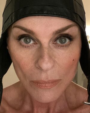 Lisa Stansfield Instagram - It may be getting cold now but it’s a great excuse to put on my absolutely favourite hat. ♥️
