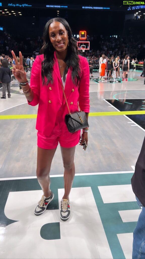 Lisa Leslie Instagram - It’s still my birthday! @wnba game was a perfect celebration! Got to see one of my favorite players @breannastewart30 ball out for the @nyliberty 🗽💕💕 Outfit: @veronicabeard 💕 Styled by: @getgorgeouswithnita