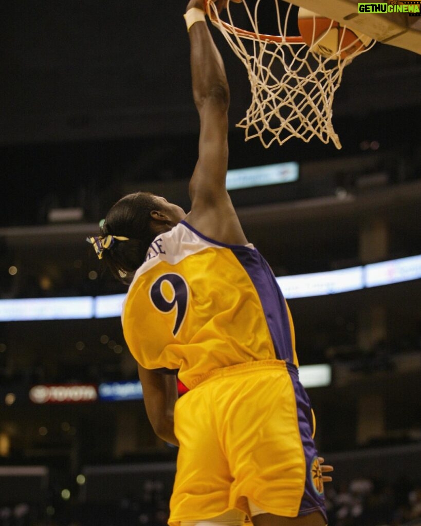 Lisa Leslie Instagram - On this day in 2002, @lisaleslie became the first WNBA player to dunk in a game 👑 She threw down a one-handed breakaway layup with 4:44 remaining in the first half in Los Angeles’ matchup vs. Miami at the STAPLES Center 🙌 Tune in as the @la_sparks host the @nyliberty today at 4pm/ET on @ESPN!