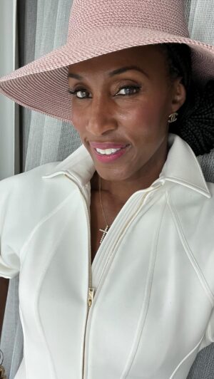 Lisa Leslie Instagram - The @kentuckyderby @unbridledeve owes me nothing👒🐎🏇🏼🐎🏇🏼🐎 Bucket List✅
 Suits: @albalegacy 
Hair: @shachouritzysalon 
Black dress: @iamangeladean