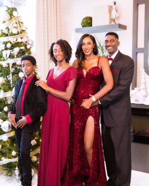 Lisa Leslie Instagram - Happy Holidays from my family to yours! Wishing you all love and blessings as we celebrate King Jesus👑🙏🏾✝️

Photo Credit: @vanessaespinalphoto