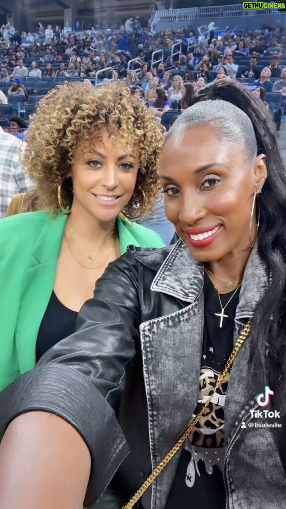 Lisa Leslie Instagram - Work hard play hard! Had a blast with @tallswag attending my first @nba @warriors game! Thanks @klaythompson and @money23green for having me! I appreciate the love😎😎