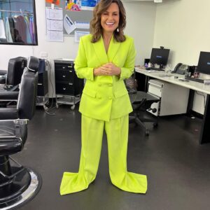 Lisa Wilkinson Instagram - Here’s to short-arses everywhere!! 😂👯‍♀️👍😘