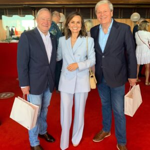 Lisa Wilkinson Instagram - With two of Aussie TV’s absolute finest at Pete’s book launch…the wonderful Steve Liebmann & Ray Martin. Honestly, sometimes I still pinch myself…

@2088steve @raymondgmartin @peter_fitzsimons 
#sydneyoperahouse