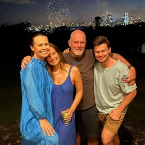 Lisa Wilkinson Instagram - Well, we all made it to the end of 2021!! So from my family to yours, we wish you and all your loved ones brighter, kinder days ahead, and the happiest and healthiest of New Years possible. ❤️❤️❤️❤️
(And yes, there is one son missing here, but he’s totally owning the barbecue tonight and those sausages just couldn’t wait!)
#happynewyear