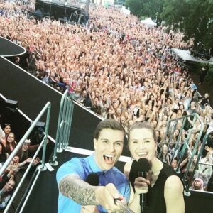 Live Nelvik Instagram - På fest med 70.000 av våre nærmeste venner! @atlepettersen og jeg elsker dere. #vglista