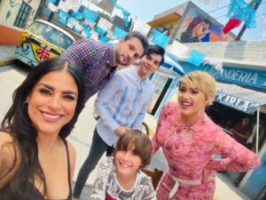 Liz Gallardo Instagram - Así nos despedimos de este hermoso proyecto con el que incie este 2024 y con el cual me siento profundamente agradecida con la vida y con todos quienes fueron parte fundamental del mismo como el gran equipo técnico con el que tuve la fortuna de trabajar. 

Gracias jefazo @juanosorio.oficial por esta invitación a interpretar a #Filipa , un personaje lleno de matices que alimentó mi creatividad y me regaló mucha inspiración y diversión. Gracias por confiar en mí para darle vida y cara. 

Gracias a mis súper directores @bonniecartas y @ericmorales por dejarme explorar los rincones más recónditos de la mente y el corazón para poder vivirlo en carne propia. 

Gracias al padrísimo equipo técnico que con su entrega y buena actitud hacen que el trabajo sea aún más placentero. 

Gracias a mis colegas actores , es especial a todos con los que me toco compartir escena y jugar juntos, porque a pesar de ser tantos , se hizo una familia muy padre. 
@cocomaxima te amaré por siempre. Eres la mejor socia del mundo mundial! 🥰🥰🥰 (y ese hombre es nuestro! #sandwich 🤣🤣🤣🤣🤣

En especial gracias a mi familia soñada , @nicolaporcella12 
@andres_vazquezq 
@hectorusha_s 
Por dejarme explorar con ustedes los sentimientos más profundos que una madre y actriz puede sentir. 
Los quiero muchísimo (casi como si fueran míos jejjejejejeej) y los llevaré siempre en mi recuerdo y mi corazón. #mishombreshermosos 

Gracias @limonlimonete por aguantarnos y apoyarnos tanto. 
Imposible mencionarlos a todos pero  gracias infinitas a el gran equipo de vestuario, maquillaje y peinado que siempre me dejaron bien chula y me cuidaron mucho. 
Y mis amigos de audio que adore, iluminación , cámaras, piso y todos! Los quiero mucho!

Espero se repita alguna vez y podernos abrazar de nuevo. 

@elamornotienerecetaof #elamornotienereceta
Filipa #filiposavenenosa 
@televisa #mexico #smile #picoftheday