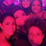 Liz Gallardo Instagram - El pasado fin de semana acudí al estreno de mi hermana la más talentosa y multifacética , la grandiosa @alejandraleytv en su estreno en el súper musical @vedetteshow Un show lleno de mujeres y hombres talentosos que nos recuerdan que los shows de cabaret no tienen que ser vulgares ni de mal gusto sino todo lo contrario! 💃🏻👍🤹🏼🎭🎟️🎷🎻🪗 Canto, baile, música , actuación y un sin fin de risas y agradables momentos nos hicieron vivir estos artistas maravillosos en ese escenario emblemático que es el @salonstelaris1 del hotel @fiestamericana #Reforma Ayyyyy si ese lugar hablara……. Cuantas historias contaría de décadas y décadas de artistas que han pasado por ahí de todos los tiempos ! Gracias hermana mía por hacerme parte y participé de tu magia y por hacerme tu madrina en este día tan especial junto a nuestras otras hermanas @lazcanoale y @gerybazan y recordar nuestras bellas épocas de #Comoenelcine en el año 2001 Si no saben que hacer este fin ni a donde llevar a sus papás o a sus parejas , este sin duda es el mejor plan! Garantizado!!!!! Te amo hermana ! Sin duda eres la mejor del mundo mundial! @alejandraleytv 👍🩵👏🏼👏🏼👏🏼👏🏼😘✨