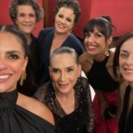 Liz Gallardo Instagram - #tbt de uno de los días más felices en toda mi carrera. #sep2023 #guadalajara #mycity Celebrar los #premiosariel en mi hermosa ciudad, en dos de los recintos más imponentes, importantes , bellos y especiales que nos representan a los tapatíos no tuvo comparación! El majestuoso @teatrodegolladogdl lucio en todo su esplendor en esta importante celebración para todo nuestro gremio. Así mismo la fiesta estuvo espectacular (como siempre debe ser) en el #InstitutoCulturalCabañas el más bello espacio posible para una celebración cómo está. Nuestro Cine merece todo el glamour y la elegancia que ameritan unos premios como estos. Gracias a @culturajalisco por echar la casa por la ventana para celebrar cómo se debe. Gracias a su directora, mi paisana por ser la mejor anfitriona ! Gracias @academiacinemx por confiar en mi estado #Jalisco para llevar a cabo este evento. EL ARIEL NUNCA MORIRÁ! No lo permitiremos ! QUE VIVA EL CINE MEXICANO! M hermoso outfit (no es por presumir pero fue uno de los más espectaculares de la noche ) es de la maravillosa diseñadora @karlammdelc amiga querida y paisana, su bellísima marca @suiteveintiuno Mis accesorios fueron de @amorapachegdl y mis espectaculares aretes de @torcabrand Sobretodo y lo más lindo de la noche , fue encontrarme con gente muy querida que respeto y admiro mucho. Colegas que han sido mi origen de inspiración desde muy joven para dedicarme a esto. Gracias gracias gracias por compartir colegas ! Mi hermana del alma @gadelagarza Mi madre chula @lauradeita Mi Sobri diabólica @paugaitan Mi idola siempre @ofeliamedina_ M director amado de #cincodemayolabatalla @rafalaradirector Mi querido viejo amigo @robertososamx Uno de mis directores favoritos @alejandrogonzalesinarittu La bella y adorada @valeriagiordano7 Y mi queridísimo paisano , mi #sixtoenvivo @ponchohd Y por supuesto mi cómplice de mil aventuras , mi vieja bruja @galatea.gizeht my date Los amo mucho a todos ! 🙏🏼🥹🩵🩵🩵🩵🩵🩵🩵 #entrega65ariel #cinemexicano #happines #amigos #picoftheday #smile 📽️🎥🎞️