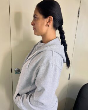 Liz Gallardo Instagram - Así tránsito algunos días de trabajo en la piel de #Filipa y la cabeza en todas partes. ……….

Y leí algo por demás acertado que me permite reflectar a la más profunda y escondida 
Niña interior - mujer exterior que habita en mi. 

Gracias #mysoulmate por compartirmelo y ponerme ese espejo enfrente de mi. 
Love u @inchisandrose 🙏🏼✨❤️‍🔥🥰👩🏻‍🤝‍👩🏼

Y gracias al bombón  de @marianoo.soria y su familia por este lindo y delicioso detalle! 🙏🏼😍✨

Gracias también an mis cómplices de cada día @zoewater que me acompañan e hidratan siempre en mi trabajo  con este, su nuevo y delicioso producto con electrolitos #zoewaterelectro simplemente delicioso!!! 🤨😋😋
 
Y P.D. 
Extraño a mis amigos que se fueron ya ….. 
faltan  muchas personas especiales aqui . 
Como este que canta divino por acá ……
Te extraño sin control #esgus #lizluz 
😔😔😔💔💔💔 @cerati #porsiempre
#nochedenostalgia #nochederecuerdos
