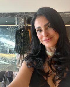 Liz Gallardo Instagram - Así tránsito algunos días de trabajo en la piel de #Filipa y la cabeza en todas partes. ………. Y leí algo por demás acertado que me permite reflectar a la más profunda y escondida Niña interior - mujer exterior que habita en mi. Gracias #mysoulmate por compartirmelo y ponerme ese espejo enfrente de mi. Love u @inchisandrose 🙏🏼✨❤️‍🔥🥰👩🏻‍🤝‍👩🏼 Y gracias al bombón de @marianoo.soria y su familia por este lindo y delicioso detalle! 🙏🏼😍✨ Gracias también an mis cómplices de cada día @zoewater que me acompañan e hidratan siempre en mi trabajo con este, su nuevo y delicioso producto con electrolitos #zoewaterelectro simplemente delicioso!!! 🤨😋😋 Y P.D. Extraño a mis amigos que se fueron ya ….. faltan muchas personas especiales aqui . Como este que canta divino por acá …… Te extraño sin control #esgus #lizluz 😔😔😔💔💔💔 @cerati #porsiempre #nochedenostalgia #nochederecuerdos