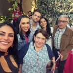 Liz Gallardo Instagram - #diadegrabaciones entradas @elamornotienerecetaof Feliz y agradecida de compartir con esta gente bella , chambeadora y talentosa! Ya pronto estrenamos! No se la pierdan! 📺🎥🙏🏼✨🫶🏼🎁 #canaldelasestrellas #Feb19 8:30pm Síganme en mi TikTok LIZGALLOGALLARDO donde compartiré más videos detrás de cámaras!