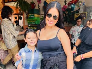Liz Gallardo Instagram - Así nos despedimos de este hermoso proyecto con el que incie este 2024 y con el cual me siento profundamente agradecida con la vida y con todos quienes fueron parte fundamental del mismo como el gran equipo técnico con el que tuve la fortuna de trabajar. 

Gracias jefazo @juanosorio.oficial por esta invitación a interpretar a #Filipa , un personaje lleno de matices que alimentó mi creatividad y me regaló mucha inspiración y diversión. Gracias por confiar en mí para darle vida y cara. 

Gracias a mis súper directores @bonniecartas y @ericmorales por dejarme explorar los rincones más recónditos de la mente y el corazón para poder vivirlo en carne propia. 

Gracias al padrísimo equipo técnico que con su entrega y buena actitud hacen que el trabajo sea aún más placentero. 

Gracias a mis colegas actores , es especial a todos con los que me toco compartir escena y jugar juntos, porque a pesar de ser tantos , se hizo una familia muy padre. 
@cocomaxima te amaré por siempre. Eres la mejor socia del mundo mundial! 🥰🥰🥰 (y ese hombre es nuestro! #sandwich 🤣🤣🤣🤣🤣

En especial gracias a mi familia soñada , @nicolaporcella12 
@andres_vazquezq 
@hectorusha_s 
Por dejarme explorar con ustedes los sentimientos más profundos que una madre y actriz puede sentir. 
Los quiero muchísimo (casi como si fueran míos jejjejejejeej) y los llevaré siempre en mi recuerdo y mi corazón. #mishombreshermosos 

Gracias @limonlimonete por aguantarnos y apoyarnos tanto. 
Imposible mencionarlos a todos pero  gracias infinitas a el gran equipo de vestuario, maquillaje y peinado que siempre me dejaron bien chula y me cuidaron mucho. 
Y mis amigos de audio que adore, iluminación , cámaras, piso y todos! Los quiero mucho!

Espero se repita alguna vez y podernos abrazar de nuevo. 

@elamornotienerecetaof #elamornotienereceta
Filipa #filiposavenenosa 
@televisa #mexico #smile #picoftheday