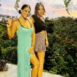 Liz Gallardo Instagram - Unas mini vacaciones para recargar las pilas antes de arrancar nuevo proyecto……. Pronto les cuento! 😍👍🙏🏼🎥📺👏🏼👏🏼👏🏼👏🏼👏🏼 Uno de los mejores viajes de mi vida con mi #foreversoulmate @inchisandrose para celebrar su cumple especial y reafirmarnos , como bien lo aprendimos en nuestra bíblia #sexandthecity , que NUESTRAS ALMAS GEMELAS REALES, SON NUESTRAS VERDADERAS AMIGAS. 👩🏻‍🤝‍👩🏼✨ #mommycarrie #babycarrie #fridakhalor Y para que no se nos olvide , me hice con ella mi primer tatuaje ! Tanto me resistí pero me encantó el resultado! Gracias a @li.poke por su hermoso trabajo #handpoke Una belleza! 😍😍😍 Búsquenla ! Está en #puertoescondido #oaxacamiamor #amigasporsiempre #almasgemelas #soulmate 👩🏻‍🤝‍👩🏼🩵✨💚🎊 #travelfriends #cerrandociclos