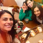 Liz Gallardo Instagram - #DiadeReyes con estos mujerones! @elizabethguindi @pedretgina @vicky.araico Nos faltaron varias pero siempre están presentes en especial nuestra florecita real @la_rebeccajones Las extrañamos hermanas #florecitasrockeras Nuestra amistad continúa……… @alejandraleytv @ximenaayala @taliia_marcela Gracias @vicky.araico querida por invitarnos a tu hermoso hogar……… #doñaflorysusdosmaridos @televisa
