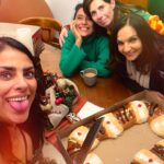 Liz Gallardo Instagram - #DiadeReyes con estos mujerones! @elizabethguindi @pedretgina @vicky.araico Nos faltaron varias pero siempre están presentes en especial nuestra florecita real @la_rebeccajones Las extrañamos hermanas #florecitasrockeras Nuestra amistad continúa……… @alejandraleytv @ximenaayala @taliia_marcela Gracias @vicky.araico querida por invitarnos a tu hermoso hogar……… #doñaflorysusdosmaridos @televisa