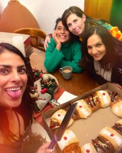 Liz Gallardo Instagram - #DiadeReyes con estos mujerones! @elizabethguindi @pedretgina @vicky.araico Nos faltaron varias pero siempre están presentes en especial nuestra florecita real @la_rebeccajones Las extrañamos hermanas #florecitasrockeras Nuestra amistad continúa……… @alejandraleytv @ximenaayala @taliia_marcela Gracias @vicky.araico querida por invitarnos a tu hermoso hogar……… #doñaflorysusdosmaridos @televisa