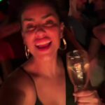 Liz Gallardo Instagram - FELIZ AÑO NUEVO 2024!!!!!! 🎆🎊🙏🏼✨🫶🏼🤗❣️💪🥳 Adiós a todo lo antiguo- viejo- obsoleto! Bienvenida nueva vida ! Nuevos retos ! Nuevas alegrías !!!! Gracias universo por dejarme llegar nueva, reformada, renacida. Gracias por la oportunidad de volver a empezar. Gracias por las nuevas caras. Nuevas voces y nuevos corazones que están latiendo. Todos estamos vivos. Eso es latente. Se siente y se agradece siempre. Gracias a todos los santos y deidades que me cuidan desde el más allá. En especial a mis ángeles adelantados que son mis guardianes eternos y por quienes vivo y hago. Sin ellos no soy nada. #mipadre #miabueLupita #NelsonRufino #Hippito #misamoreseternos Gracias a mi Dios padre el Sr. UNIVERSO y mi Diosa la MADRE NATURALEZA quienes me han regalado la pasión por vivir y el agradecimiento genuino de mi corazón por estar viva cada día que amanezco. FELIZ NUEVO CICLO PARA TODA LA HUMANIDAD Y QUE DIOS NOS BENDIGA A TODOS !!!! Esa noche celebramos con un súper dj y una cena increíble y deliciosa en @sommolapunta #puertoescondido mi amor @vive_oaxaca Gran lugar, servicio e increíble espacio , diseño y concepto. Felicidades!!!! 🍾🎉🎈🎊