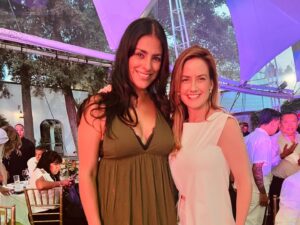 Liz Gallardo Instagram - Así nos despedimos de este hermoso proyecto con el que incie este 2024 y con el cual me siento profundamente agradecida con la vida y con todos quienes fueron parte fundamental del mismo como el gran equipo técnico con el que tuve la fortuna de trabajar. 

Gracias jefazo @juanosorio.oficial por esta invitación a interpretar a #Filipa , un personaje lleno de matices que alimentó mi creatividad y me regaló mucha inspiración y diversión. Gracias por confiar en mí para darle vida y cara. 

Gracias a mis súper directores @bonniecartas y @ericmorales por dejarme explorar los rincones más recónditos de la mente y el corazón para poder vivirlo en carne propia. 

Gracias al padrísimo equipo técnico que con su entrega y buena actitud hacen que el trabajo sea aún más placentero. 

Gracias a mis colegas actores , es especial a todos con los que me toco compartir escena y jugar juntos, porque a pesar de ser tantos , se hizo una familia muy padre. 
@cocomaxima te amaré por siempre. Eres la mejor socia del mundo mundial! 🥰🥰🥰 (y ese hombre es nuestro! #sandwich 🤣🤣🤣🤣🤣

En especial gracias a mi familia soñada , @nicolaporcella12 
@andres_vazquezq 
@hectorusha_s 
Por dejarme explorar con ustedes los sentimientos más profundos que una madre y actriz puede sentir. 
Los quiero muchísimo (casi como si fueran míos jejjejejejeej) y los llevaré siempre en mi recuerdo y mi corazón. #mishombreshermosos 

Gracias @limonlimonete por aguantarnos y apoyarnos tanto. 
Imposible mencionarlos a todos pero  gracias infinitas a el gran equipo de vestuario, maquillaje y peinado que siempre me dejaron bien chula y me cuidaron mucho. 
Y mis amigos de audio que adore, iluminación , cámaras, piso y todos! Los quiero mucho!

Espero se repita alguna vez y podernos abrazar de nuevo. 

@elamornotienerecetaof #elamornotienereceta
Filipa #filiposavenenosa 
@televisa #mexico #smile #picoftheday