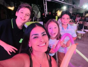 Liz Gallardo Instagram - Así nos despedimos de este hermoso proyecto con el que incie este 2024 y con el cual me siento profundamente agradecida con la vida y con todos quienes fueron parte fundamental del mismo como el gran equipo técnico con el que tuve la fortuna de trabajar. 

Gracias jefazo @juanosorio.oficial por esta invitación a interpretar a #Filipa , un personaje lleno de matices que alimentó mi creatividad y me regaló mucha inspiración y diversión. Gracias por confiar en mí para darle vida y cara. 

Gracias a mis súper directores @bonniecartas y @ericmorales por dejarme explorar los rincones más recónditos de la mente y el corazón para poder vivirlo en carne propia. 

Gracias al padrísimo equipo técnico que con su entrega y buena actitud hacen que el trabajo sea aún más placentero. 

Gracias a mis colegas actores , es especial a todos con los que me toco compartir escena y jugar juntos, porque a pesar de ser tantos , se hizo una familia muy padre. 
@cocomaxima te amaré por siempre. Eres la mejor socia del mundo mundial! 🥰🥰🥰 (y ese hombre es nuestro! #sandwich 🤣🤣🤣🤣🤣

En especial gracias a mi familia soñada , @nicolaporcella12 
@andres_vazquezq 
@hectorusha_s 
Por dejarme explorar con ustedes los sentimientos más profundos que una madre y actriz puede sentir. 
Los quiero muchísimo (casi como si fueran míos jejjejejejeej) y los llevaré siempre en mi recuerdo y mi corazón. #mishombreshermosos 

Gracias @limonlimonete por aguantarnos y apoyarnos tanto. 
Imposible mencionarlos a todos pero  gracias infinitas a el gran equipo de vestuario, maquillaje y peinado que siempre me dejaron bien chula y me cuidaron mucho. 
Y mis amigos de audio que adore, iluminación , cámaras, piso y todos! Los quiero mucho!

Espero se repita alguna vez y podernos abrazar de nuevo. 

@elamornotienerecetaof #elamornotienereceta
Filipa #filiposavenenosa 
@televisa #mexico #smile #picoftheday