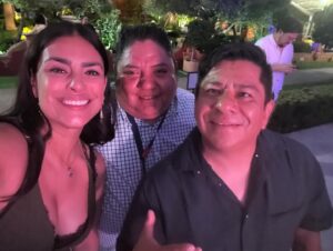 Liz Gallardo Instagram - Así nos despedimos de este hermoso proyecto con el que incie este 2024 y con el cual me siento profundamente agradecida con la vida y con todos quienes fueron parte fundamental del mismo como el gran equipo técnico con el que tuve la fortuna de trabajar. 

Gracias jefazo @juanosorio.oficial por esta invitación a interpretar a #Filipa , un personaje lleno de matices que alimentó mi creatividad y me regaló mucha inspiración y diversión. Gracias por confiar en mí para darle vida y cara. 

Gracias a mis súper directores @bonniecartas y @ericmorales por dejarme explorar los rincones más recónditos de la mente y el corazón para poder vivirlo en carne propia. 

Gracias al padrísimo equipo técnico que con su entrega y buena actitud hacen que el trabajo sea aún más placentero. 

Gracias a mis colegas actores , es especial a todos con los que me toco compartir escena y jugar juntos, porque a pesar de ser tantos , se hizo una familia muy padre. 
@cocomaxima te amaré por siempre. Eres la mejor socia del mundo mundial! 🥰🥰🥰 (y ese hombre es nuestro! #sandwich 🤣🤣🤣🤣🤣

En especial gracias a mi familia soñada , @nicolaporcella12 
@andres_vazquezq 
@hectorusha_s 
Por dejarme explorar con ustedes los sentimientos más profundos que una madre y actriz puede sentir. 
Los quiero muchísimo (casi como si fueran míos jejjejejejeej) y los llevaré siempre en mi recuerdo y mi corazón. #mishombreshermosos 

Gracias @limonlimonete por aguantarnos y apoyarnos tanto. 
Imposible mencionarlos a todos pero  gracias infinitas a el gran equipo de vestuario, maquillaje y peinado que siempre me dejaron bien chula y me cuidaron mucho. 
Y mis amigos de audio que adore, iluminación , cámaras, piso y todos! Los quiero mucho!

Espero se repita alguna vez y podernos abrazar de nuevo. 

@elamornotienerecetaof #elamornotienereceta
Filipa #filiposavenenosa 
@televisa #mexico #smile #picoftheday
