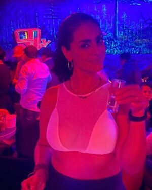Liz Gallardo Instagram - Como fiesta patronal, este año no paré de celebrar. 
 Y porque no ? Me pregunté yo? 
Porque no celebrar la vida que tanto trabajo cuesta vivir pero que tanto placer nos deja sentir. 
Porque no celebrar que se nos regalo un año más de vida y no olvidar que nos queda uno menos por lo cual debemos celebrar siempre. 
El simple hecho de respirar y estar aquí……………..
Y ahora. 

Por tanto agradezco a mi único Dios, el UNIVERSO , el COSMOS, ……….
la vida que me dio y que me sigue regalando. 
Cada día y cada minuto respirando es un milagro. 
 Y no debemos olvidarlo. 

Gracias a las personas que me felicitaron y me mandaron buena vibra y lindas palabras. 
 El intercambio de energía lo es todo para mi. 
Y más gracias a quienes me estiman y celebraron conmigo esos días …….. 
cada uno de ustedes representan algo especial en mi vida y por eso los pensé y los solicité y les agradezco mucho su cariño siempre. 🥹🙏🏼✨🥰

Gracias al maravilloso @barbacabaret el mejor y más divertido lugar de México!!!! 
En especial al querido Alejandro gerente del lugar y a todo su equipo de seguridad empezando por Jesús por sus finas atenciones. 
Gracias @alexandramey_ por regalarme esa canción con tu preciosa voz y tu gran carisma! 🥹🙏🏼✨🥰👏🏼👏🏼👏🏼👏🏼👏🏼
Gracias a mi familia, a todas mis amigas , a mi asistente , a mis colegas y a la gente que te contiene y te apapacha. 
 Son mi familia elegida y me siento honrada de su cariño. Y de que me aguanten gracias! 🤣🤣🤣🤣🤣🤣🤣
Mi carnal incluido el pobrecito…….. 😂😂😂😂😂
@frangallardo28 

No puedo mencionar a todos pero ese fieston y cada uno de ustedes, estarán siempre en mi corazón. 🙏🏼✨🥰💚🎉🎈🎂

Ahora la pregunta obligada: 
Quieren que se vuelva emblemático y lo haga ahí cada año? VOTEN en los comentarios y LLAME YA !!!!!!
🤣🤣🤣🤣🤣👏🏼👏🏼👏🏼👏🏼👏🏼