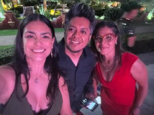 Liz Gallardo Instagram - Así nos despedimos de este hermoso proyecto con el que incie este 2024 y con el cual me siento profundamente agradecida con la vida y con todos quienes fueron parte fundamental del mismo como el gran equipo técnico con el que tuve la fortuna de trabajar. 

Gracias jefazo @juanosorio.oficial por esta invitación a interpretar a #Filipa , un personaje lleno de matices que alimentó mi creatividad y me regaló mucha inspiración y diversión. Gracias por confiar en mí para darle vida y cara. 

Gracias a mis súper directores @bonniecartas y @ericmorales por dejarme explorar los rincones más recónditos de la mente y el corazón para poder vivirlo en carne propia. 

Gracias al padrísimo equipo técnico que con su entrega y buena actitud hacen que el trabajo sea aún más placentero. 

Gracias a mis colegas actores , es especial a todos con los que me toco compartir escena y jugar juntos, porque a pesar de ser tantos , se hizo una familia muy padre. 
@cocomaxima te amaré por siempre. Eres la mejor socia del mundo mundial! 🥰🥰🥰 (y ese hombre es nuestro! #sandwich 🤣🤣🤣🤣🤣

En especial gracias a mi familia soñada , @nicolaporcella12 
@andres_vazquezq 
@hectorusha_s 
Por dejarme explorar con ustedes los sentimientos más profundos que una madre y actriz puede sentir. 
Los quiero muchísimo (casi como si fueran míos jejjejejejeej) y los llevaré siempre en mi recuerdo y mi corazón. #mishombreshermosos 

Gracias @limonlimonete por aguantarnos y apoyarnos tanto. 
Imposible mencionarlos a todos pero  gracias infinitas a el gran equipo de vestuario, maquillaje y peinado que siempre me dejaron bien chula y me cuidaron mucho. 
Y mis amigos de audio que adore, iluminación , cámaras, piso y todos! Los quiero mucho!

Espero se repita alguna vez y podernos abrazar de nuevo. 

@elamornotienerecetaof #elamornotienereceta
Filipa #filiposavenenosa 
@televisa #mexico #smile #picoftheday