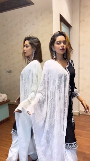 Liza Sarkar Instagram - Ni ik tera hasna oye 🫶💕

#iktera #reelsinstagram #indianwear #manindarbuttar #niekterahasnaoye😉😀 #suit