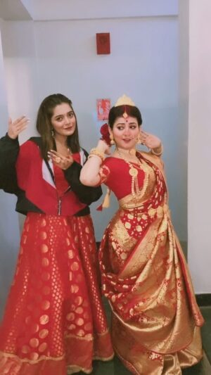 Liza Sarkar Instagram - #mohini ❤️

Forced her frm 5hours 😂 fr this @liza_yourbro

#roopsagoremonermanush #ragini #newlook #sunbangla #svf #zeebangla #tinni 
#trending #trendingreels #trendingsongs #trend #instagram #instagood #instadaily #nabanitamalakar #nabanitamalakar09 #nabanitamalakarofficial #nabanitamalakardoyel