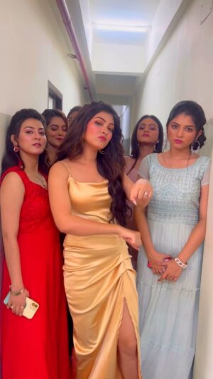 Liza Sarkar Instagram - Cuz it’s trending!

@bhattacharyadebayan 

#reelitfeelit #reelsinstagram #reelkarofeelkaro #reeltrending #viralreels #shootingday #actors #insta #instadaily #instagram #partywear #instamood #rooqmaray