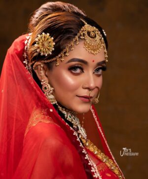 Liza Sarkar Instagram - @monimala.mondal.336 mua♥️📹 @das_joy007 
👗 @stylebybhabashis 
hairdo by @prince_ponting