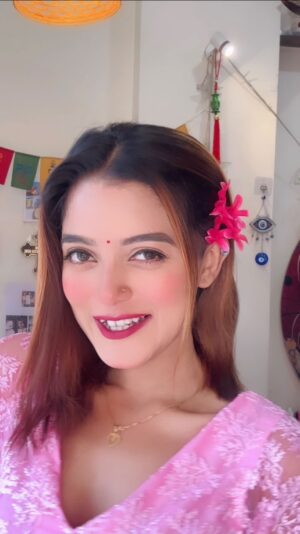 Liza Sarkar Instagram - #gulabi 💕