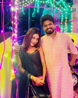 Liza Sarkar Instagram - my brother has the coolest bro😂 😂 right 

thanks bhaiya fr alwys being there