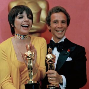 Liza Minnelli Instagram - I hope you all enjoy the Oscars tonight, darlings! One of the great moments of my life was on that stage accepting for Cabaret. Joel and I were both so honored to win! 😘😘
#oscars #lizaminnelli #joelgrey #cabaret #lizawithaz