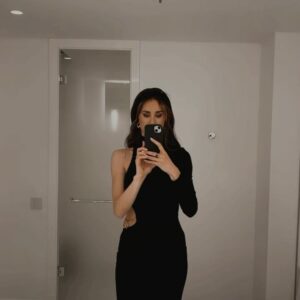 Lize Feryn Instagram - Een heerlijk weerzien in Cannes! Ik had de eer om met deze held te mogen samenspelen in mijn eerste film. Emperor heeft de zalen nooit bereikt, maar die 5 maand Praag pakken ze mich niet meer af. 😌🎥♥️

@adrienbrody @cookie_soph #LeeTamahori 

📷 @sofiesilbermann