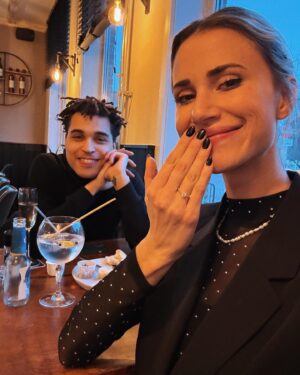 Lize Feryn Instagram - JARIG, VERLOOFD ÉN EEN GARGAMELKOSTUUM GEKREGEN! TOPDAG! 😍🥳💍 #31