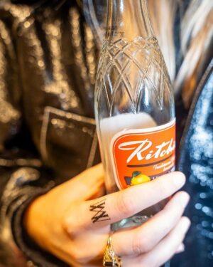 Lize Feryn Instagram - Wat een heerlijk openingsweekend! ♡
Aangedampte ruiten en heel veel liefde. MERCI! Ons hartje zit vol. Op naar een zalige maand! @melange.label 

📸 @shana.listes 

Dikke merci aan @belvederevodka voor de lekkerste Belvedere Pornstar Melange 🍸 

Merci @moose.by.ecomoose voor de prachtige vintage meubels 

Kom gerust deze maand nog langs voor een koffietje of @drinkritchie 🫶🏻