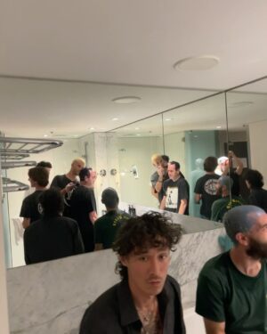 Lizzie Armanto Instagram - Thx @birdhouseskateboards for the awesome trip down under!
🇦🇺🐨
 Caught up w/ old friends, made new friends, had a hair dye birthday party (even @tonyhawk participated) & even kangaroo n koala hangout!🌟