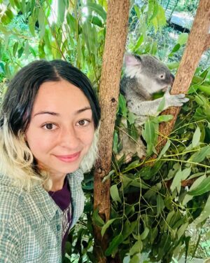 Lizzie Armanto Instagram - Thx @birdhouseskateboards for the awesome trip down under!
🇦🇺🐨
 Caught up w/ old friends, made new friends, had a hair dye birthday party (even @tonyhawk participated) & even kangaroo n koala hangout!🌟