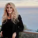 Loana Petrucciani Instagram - Et voilà une photo de moi, maintenant puisque bcp disent que je vis dans le passé, ils se trompent ce sont des souvenirs magnifiques que j’aime partager.. Je regrette rien au contraire.. Et je suis heureuse, voilà.. Je vous embrasse fort 💖💖et merci pour tous vos merveilleux commentaires qui me font toujours plaisir et qui me donnent l’envie d’avoir envie de continuer… 💖💖Love……….. 💖 loana #beauty ##frenchgirl #miroir #naturalmakeup #loveyou #influenceuse #romantic #women #selfie #love #heart #sweet #friends #blondebombshell #love #heart #sweet #friends #blondebombshell #🧡 Mes loulous juste pour vous rappeler que si vous voulez faire une dédicace personnalisé de moi à qui vous voulez ou même vous même pour n’importe quelle occasion ou juste pour faire plaisir .. Vous pour pouvez me retrouver sur le site Vidoleo