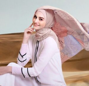Loide Christina Teixeira Instagram - Bukan BAHAGIA yang menjadikan Kita BERSYUKUR, tetapi dengan BERSYUKUR akan menjadikan hidup kita BAHAGIA. 💛✨