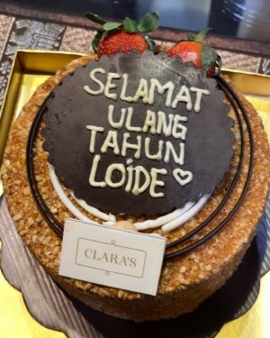 Loide Christina Teixeira Instagram - Today, I'm celebrating another year of my life.Hari ini aku hanya ingin berterima kasih pada Tuhan, sebab telah menambahkan satu tahun lagi dalam hidupku. I pray for more wisdom, grace, and healthy life. A big thank you to everyone who took the time to wish me HBD each of you made my day more special Yay! It’s my birthday 🥳🎉