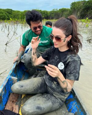 Loide Christina Teixeira Instagram - Senang sekali bisa kontribusi untuk bakti sosial bersama @ledianeofficial dalam rangka penanaman pohon mangrove sebanyak 1018. Harapan Saya semoga kegiatan ini dapat membantu Desa Bedono, Demak, Jawa Tengah untuk meminimalisir abrasi pasang laut. Seru sekali Saya mendapatkan kesempatan pengalaman untuk terjun langsung seperti ini.I had so much fun! 🌳❤️ 
#gogreen #indonesia #semarang #nature