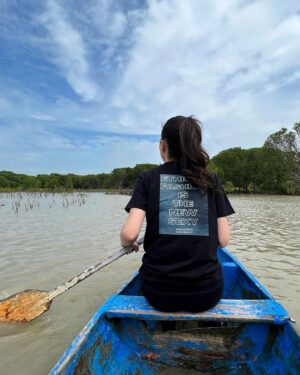 Loide Christina Teixeira Instagram - Senang sekali bisa kontribusi untuk bakti sosial bersama @ledianeofficial dalam rangka penanaman pohon mangrove sebanyak 1018. Harapan Saya semoga kegiatan ini dapat membantu Desa Bedono, Demak, Jawa Tengah untuk meminimalisir abrasi pasang laut. Seru sekali Saya mendapatkan kesempatan pengalaman untuk terjun langsung seperti ini.I had so much fun! 🌳❤️ 
#gogreen #indonesia #semarang #nature