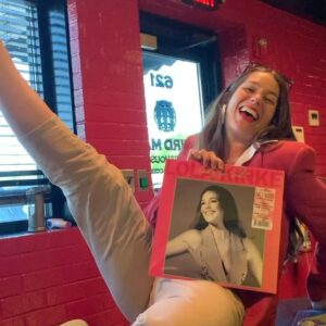 Lola Kirke Instagram - Some of my favorite moments from the world of  #ladyforsale (including singing “Grandpa” by @thejuddsofficial backstage with @joshuakaler   @alexwongsounds before our release show, the day of Naomi Judd’s passing). 

Thank you to everyone who’s listened and sang along and showed up to my shows the last 2 years. It means the world to me that the things that make my life lighter and give it meaning can do the same for others too. 

Comment your fave song below if you feel like it! have a wonderful day 🩷🤠🩷