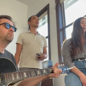 Lola Kirke Instagram - Some of my favorite moments from the world of  #ladyforsale (including singing “Grandpa” by @thejuddsofficial backstage with @joshuakaler   @alexwongsounds before our release show, the day of Naomi Judd’s passing). 

Thank you to everyone who’s listened and sang along and showed up to my shows the last 2 years. It means the world to me that the things that make my life lighter and give it meaning can do the same for others too. 

Comment your fave song below if you feel like it! have a wonderful day 🩷🤠🩷