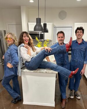 Lola Kirke Instagram - The road to the desert is LONG but at least we’re traveling in style. 
Thank you @7forallmankind for suiting us up! 
#7FAM #ad 👖❤️👖🤠👖❤️👖